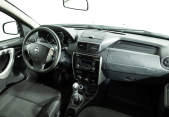 Подержанный автомобиль Nissan Terrano 2016 года (9 фото)