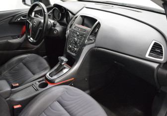 Подержанный автомобиль Opel Astra Sedan 2012 года (12 фото)