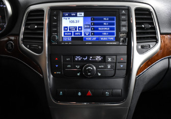 Подержанный автомобиль Jeep Grand Cherokee 2011 года (17 фото)