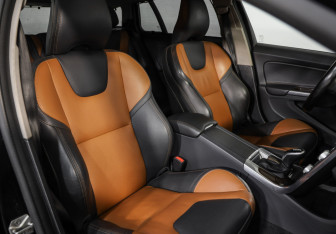Подержанный автомобиль Volvo V60 Cross Country 2015 года (24 фото)