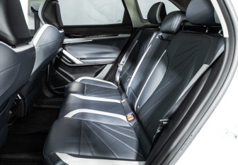 Подержанный автомобиль Geely Atlas 2024 года (10 фото)