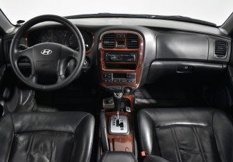Подержанный автомобиль Hyundai Sonata 2007 года (13 фото)