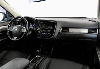 Подержанный автомобиль Mitsubishi Outlander 2014 года (9 фото)