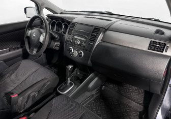 Подержанный автомобиль Nissan Tiida Hatchback 2011 года (14 фото)