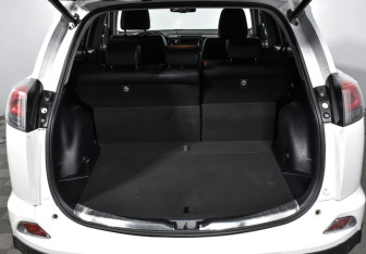 Подержанный автомобиль Toyota RAV4 2018 года (16 фото)