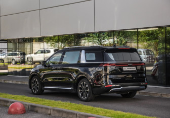 Подержанный автомобиль Kia Carnival 2021 года (7 фото)