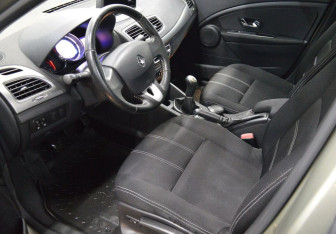 Подержанный автомобиль Renault Fluence 2013 года (10 фото)