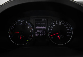 Подержанный автомобиль Nissan X-Trail 2012 года (10 фото)