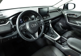Подержанный автомобиль Toyota RAV4 2021 года (11 фото)