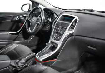 Подержанный автомобиль Opel Astra Hatchback 2013 года (12 фото)