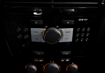 Подержанный автомобиль Opel Astra Sedan 2010 года (17 фото)