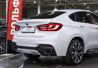 Подержанный автомобиль BMW X6 2016 года (10 фото)