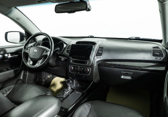 Подержанный автомобиль Kia Sorento 2013 года (9 фото)