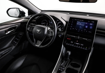 Подержанный автомобиль Toyota Avalon 2022 года (13 фото)