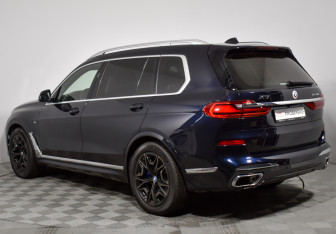 Подержанный автомобиль BMW X7 2021 года (7 фото)