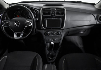 Подержанный автомобиль Renault Sandero 2018 года (14 фото)