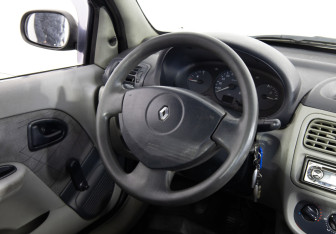 Подержанный автомобиль Renault Symbol 2003 года (8 фото)