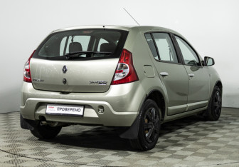 Подержанный автомобиль Renault Sandero 2013 года (5 фото)