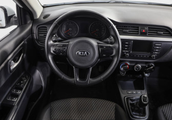 Подержанный автомобиль Kia Rio Sedan 2017 года (10 фото)