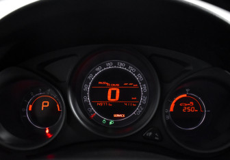 Подержанный автомобиль Citroen C4 Sedan 2013 года (17 фото)