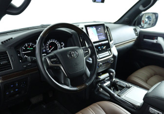 Подержанный автомобиль Toyota Land Cruiser Suv 2019 года (16 фото)