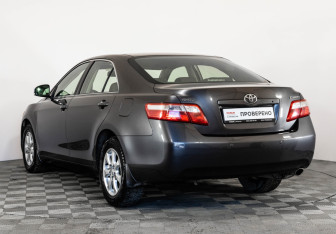 Подержанный автомобиль Toyota Camry Sedan 2011 года (7 фото)