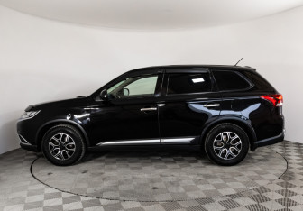 Подержанный автомобиль Mitsubishi Outlander 2015 года (8 фото)