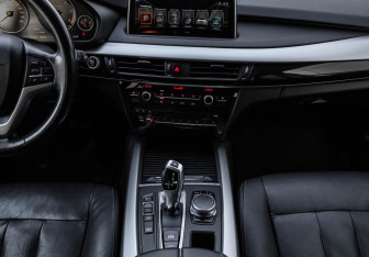Подержанный автомобиль BMW X5 2017 года (15 фото)
