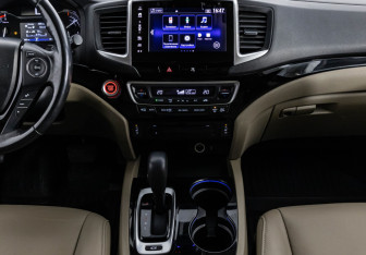 Подержанный автомобиль Honda Pilot 2018 года (14 фото)