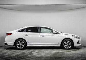 Подержанный автомобиль Hyundai Sonata 2018 года (4 фото)