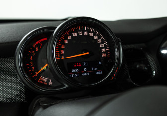 Подержанный автомобиль MINI Hatch 2021 года (12 фото)