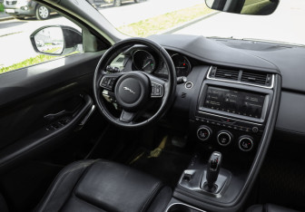 Подержанный автомобиль Jaguar E-Pace 2018 года (13 фото)