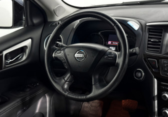 Подержанный автомобиль Nissan Pathfinder 2015 года (17 фото)