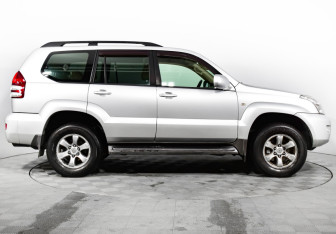 Подержанный автомобиль Toyota Land Cruiser Prado 2008 года (4 фото)