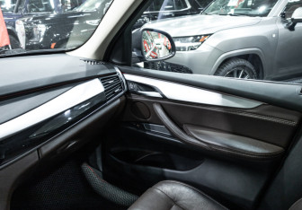 Подержанный автомобиль BMW X5 2015 года (25 фото)