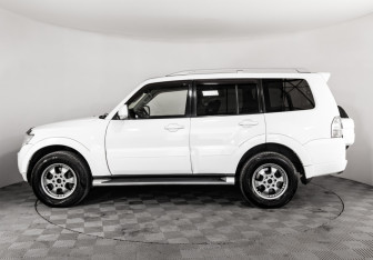 Подержанный автомобиль Mitsubishi Pajero 2011 года (8 фото)