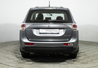 Подержанный автомобиль Mitsubishi Outlander 2013 года (7 фото)
