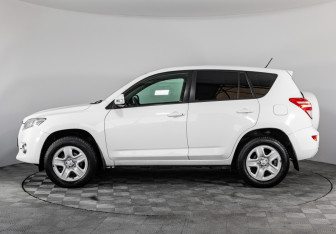 Подержанный автомобиль Toyota RAV4 2010 года (8 фото)