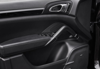 Подержанный автомобиль Porsche Cayenne 2016 года (25 фото)