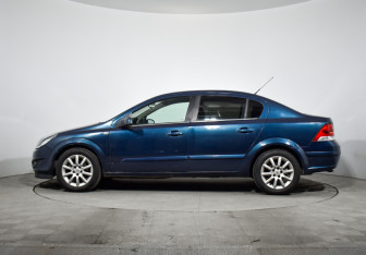 Подержанный автомобиль Opel Astra Sedan 2008 года (8 фото)