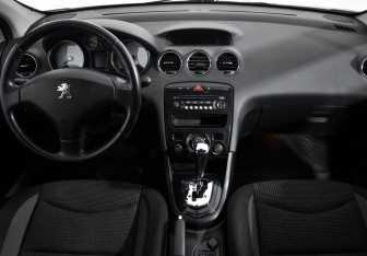 Подержанный автомобиль Peugeot 408 2013 года (13 фото)