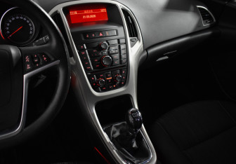 Подержанный автомобиль Opel Astra Hatchback 2011 года (17 фото)