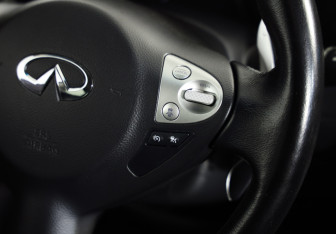 Подержанный автомобиль Infiniti QX70 2016 года (11 фото)