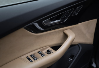 Подержанный автомобиль Audi Q8 2018 года (25 фото)