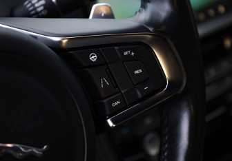 Подержанный автомобиль Jaguar F-Pace 2018 года (17 фото)