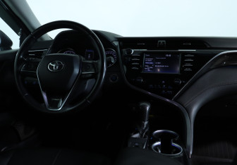 Подержанный автомобиль Toyota Camry Sedan 2019 года (11 фото)