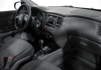 Подержанный автомобиль Kia Rio Hatchback 2011 года (13 фото)