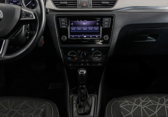 Подержанный автомобиль Skoda Rapid Liftback 2018 года (14 фото)