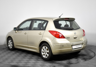 Подержанный автомобиль Nissan Tiida Hatchback 2013 года (7 фото)