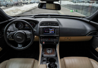 Подержанный автомобиль Jaguar XE 2015 года (10 фото)